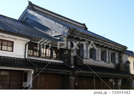 土蔵や煉瓦造の重厚な建物が建ち並ぶ高岡市山町筋 72044382