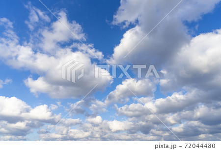 空の写真　青い空・白い雲 72044480