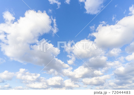 空の写真　青い空・白い雲 72044483