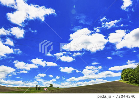 初夏の青空と赤い屋根の家 北海道美瑛町 初夏の青空と赤い屋根の家 北海道美瑛町 72044540
