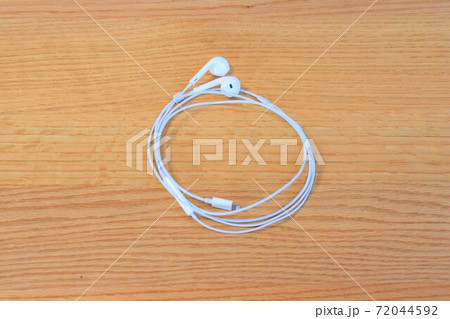 机の上に置かれたイヤホン 72044592