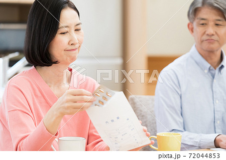 薬の情報を調べるミドル夫婦 薬の情報を調べるミドル夫婦 72044853