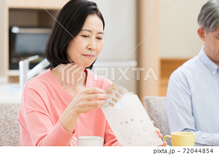 薬の情報を調べるミドル夫婦 薬の情報を調べるミドル夫婦 72044854