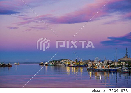 早朝の釧路川河口と漁船 北海道釧路市 早朝の釧路川河口と漁船 北海道釧路市 72044878