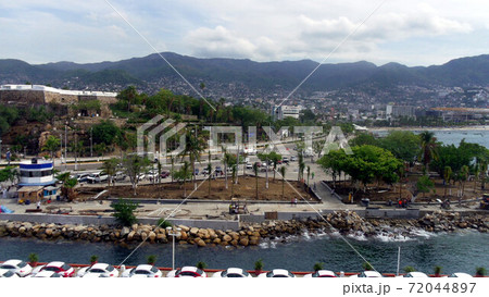 アカプルコ港のクルーズ船桟橋，メキシコ 72044897