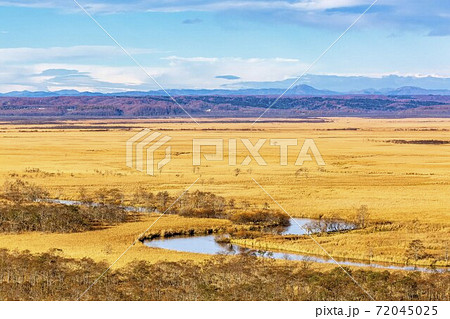 青空と晩秋の釧路湿原　細岡展望台　北海道釧路町 72045025