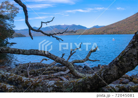 中禅寺湖　歌ヶ浜付近から日光白根山方面　紅葉景色　秋景色　　 72045081