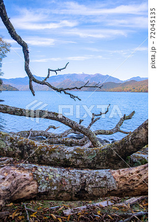 中禅寺湖　歌ヶ浜付近から日光白根山方面　紅葉景色　秋景色　　 72045135