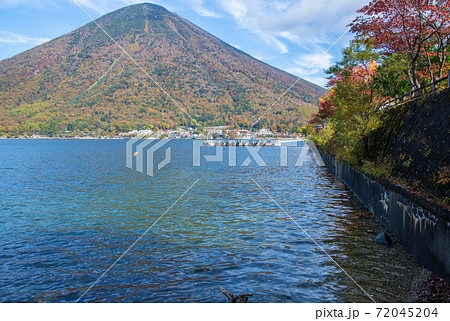 中禅寺湖　歌ヶ浜付近から見た男体山　紅葉景色　秋景色　　 72045204
