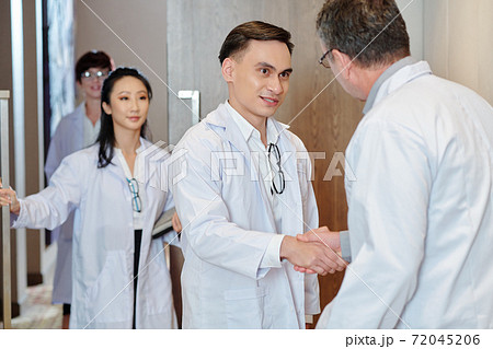 Doctor talking to experienced colleague 72045206