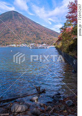 中禅寺湖　歌ヶ浜付近から見た男体山　紅葉景色　秋景色　　 72045207