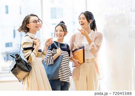 女子大生 留学生 大学 キャンパスライフイメージ　撮影協力：中央工学校附属日本語学校 72045389