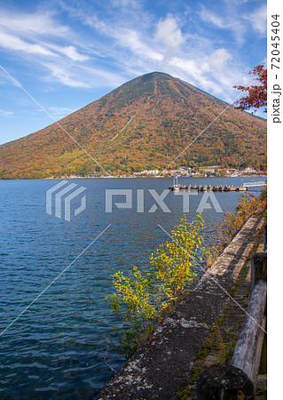中禅寺湖　歌ヶ浜付近から見た男体山　紅葉景色　秋景色　　 72045404