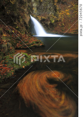 北海道森町の上大滝の落ち葉の渦模様 72045670