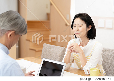 テレワークの夫と専業主婦の妻 テレワークの夫と専業主婦の妻 72046171