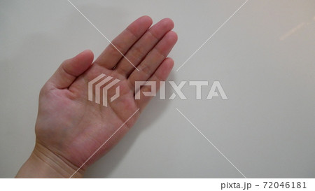 女性の手 72046181