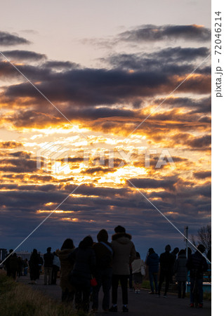 「埼玉県川口市」荒川河川敷から初日の出を見る人々 「埼玉県川口市」荒川河川敷から初日の出を見る人々 72046214