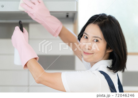 家事代行スタッフのミドル女性 家事代行スタッフのミドル女性 72046246