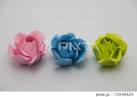 折り紙で作った手作りのバラの花の写真素材 7464