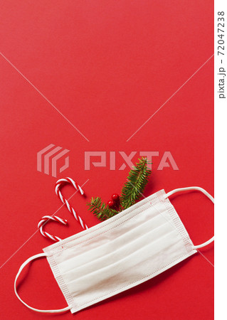 冬の感染症対策。クリスマスの飾りとモミの枝とマスク 冬の感染症対策。クリスマスの飾りとモミの枝とマスク 72047238