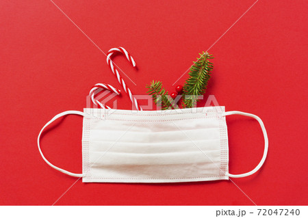 冬の感染症対策。クリスマスの飾りとモミの枝とマスク 冬の感染症対策。クリスマスの飾りとモミの枝とマスク 72047240