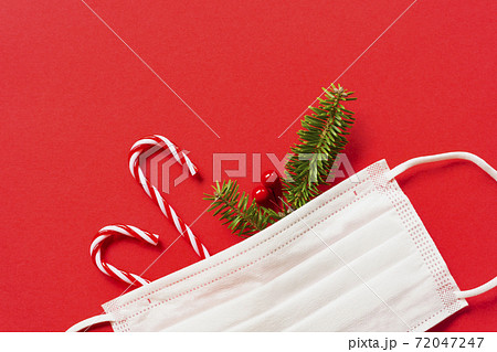 冬の感染症対策。クリスマスの飾りとモミの枝とマスク 冬の感染症対策。クリスマスの飾りとモミの枝とマスク 72047247