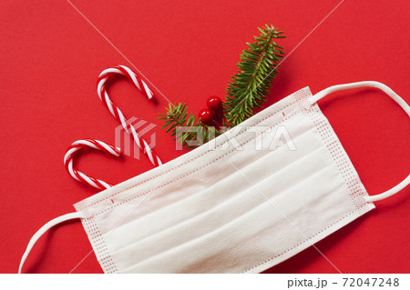 冬の感染症対策。クリスマスの飾りとモミの枝とマスク 冬の感染症対策。クリスマスの飾りとモミの枝とマスク 72047248