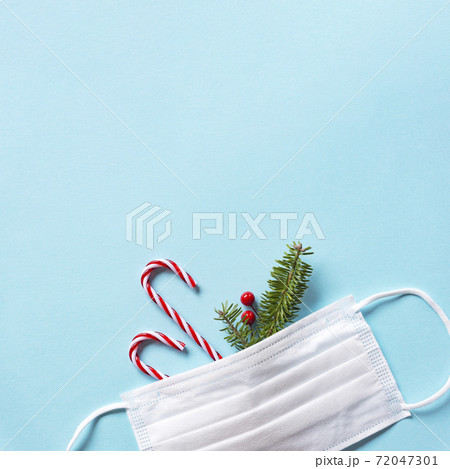 冬の感染症対策。クリスマスの飾りとモミの枝とマスク 冬の感染症対策。クリスマスの飾りとモミの枝とマスク 72047301