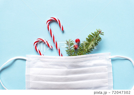 冬の感染症対策。クリスマスの飾りとモミの枝とマスク 冬の感染症対策。クリスマスの飾りとモミの枝とマスク 72047302