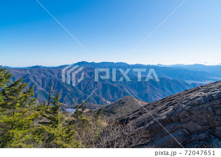 髭剃岩の上から見た奥秩父（乾徳山） 72047651