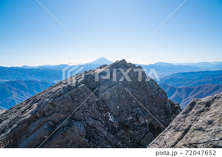 髭剃岩の上から見た富士山（乾徳山） 72047652