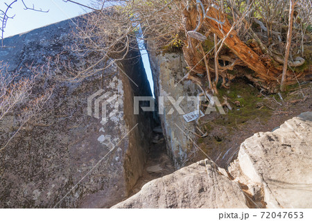 扇平から山頂へ向かう道中の髭剃岩（乾徳山） 72047653