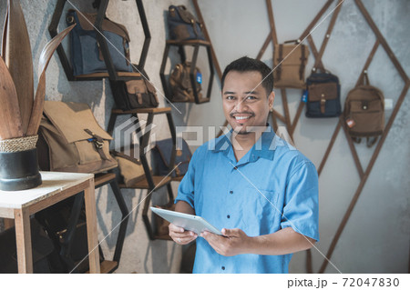 shop owner with tablet 72047830