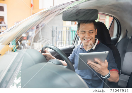 male using tablet pc 72047912