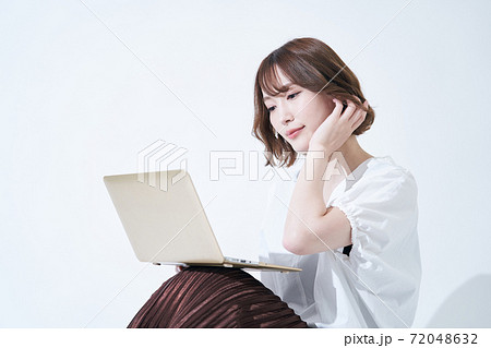 若い女性　ノートパソコン　白バック 72048632