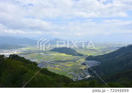 滋賀県長浜市　賤ヶ岳　山頂からの眺望 72048899
