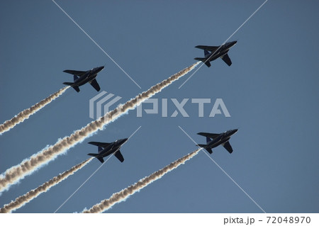 ブルーインパルス四機ダイヤ編隊飛行 72048970