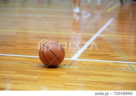 体育館のフロアの上のバスケットボール 72048990