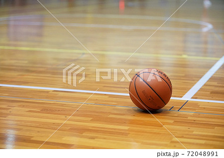 体育館のフロアの上のバスケットボールの写真素材 7491