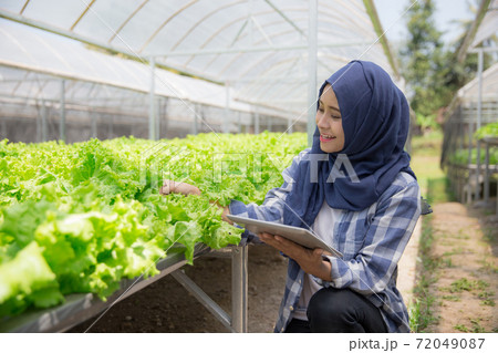 female farmer with tablet 72049087
