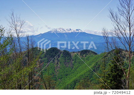 経ヶ岳8合目からの残雪の御嶽山 経ヶ岳8合目からの残雪の御嶽山 72049412