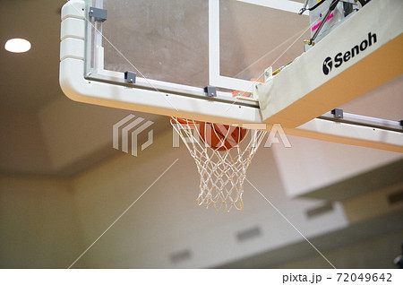 バスケットボールのシュートが入る瞬間のバスケットゴールの写真素材 バスケットボールのシュートが入る瞬間のバスケットゴールの写真素材