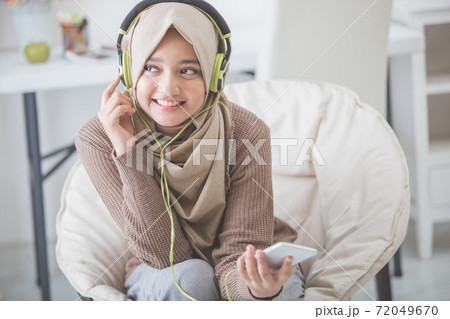 beautiful asian woman enjoying music beautiful asian woman enjoying music 72049670