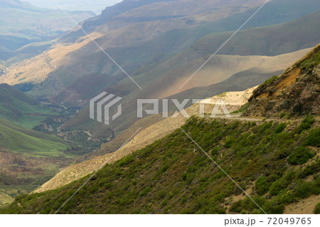 南アフリカとレソトを結ぶ峠道サニパス 72049765