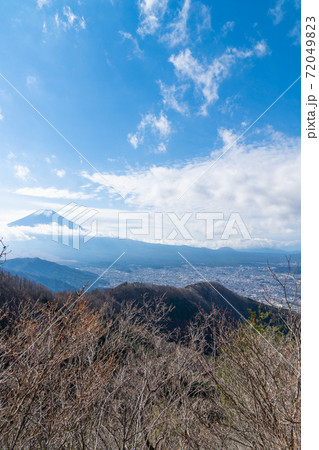 倉見山の登山道から見た富士山と市街 72049823
