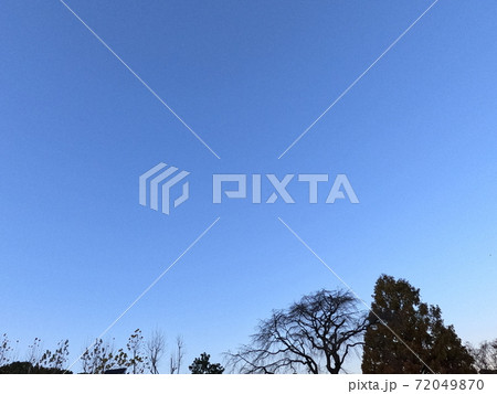 秋の紅葉の空 秋の紅葉の空 72049870