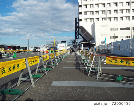 歩行者を守る通路を仮設します 72050456