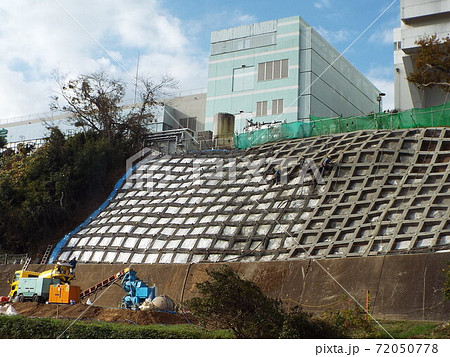 急傾斜地の崩落防止の施工中です 急傾斜地の崩落防止の施工中です 72050778