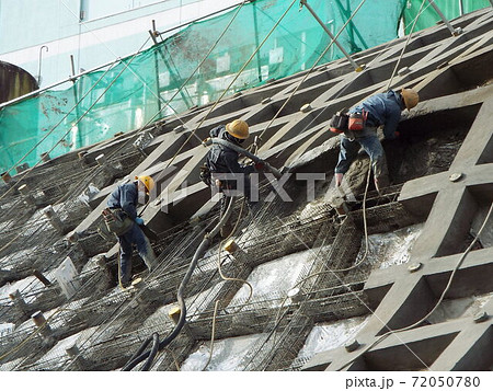 急傾斜地の崩落防止の施工中です 72050780