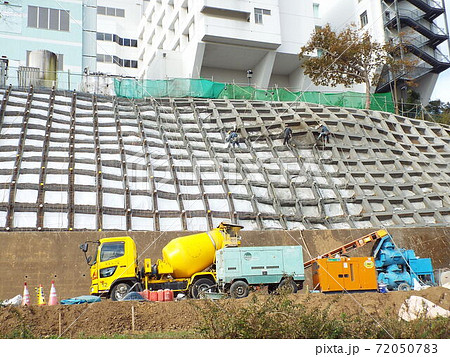急傾斜地の崩落防止の施工中です 72050783
